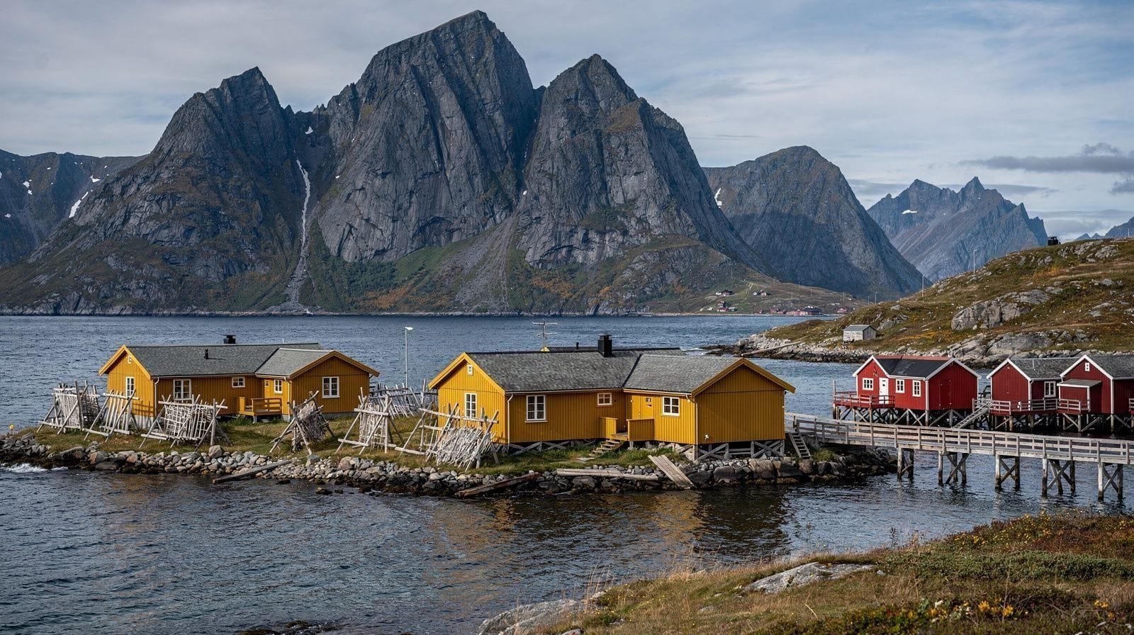 Sakrisøy: The Ocre Fishing Hamlet Between Reine and Hamnøy