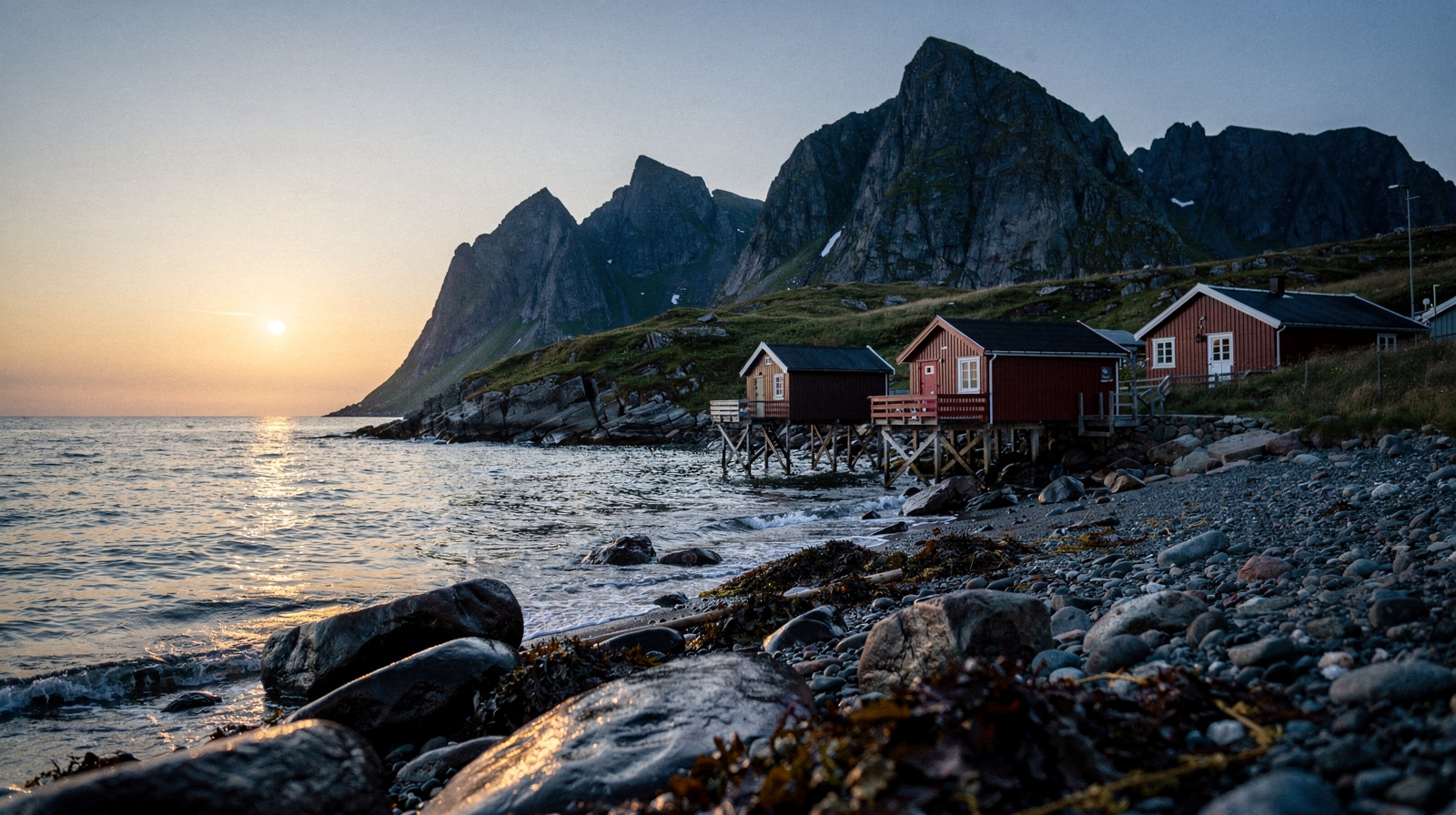 The Midnight Sun in Lofoten: Dates, Daily Life, and Sleep