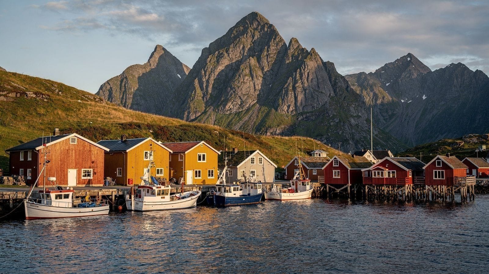 2 Days in Lofoten: Svolvær, Henningsvær and Reine Without a Full Day of Driving